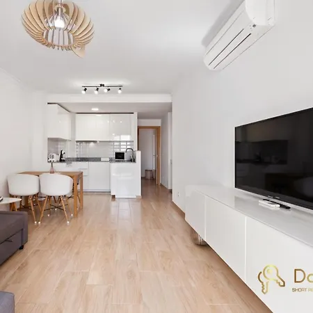 Cozy With Sea View And Private Parking In