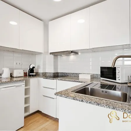 Cozy With Sea View And Private Parking In Appartement *