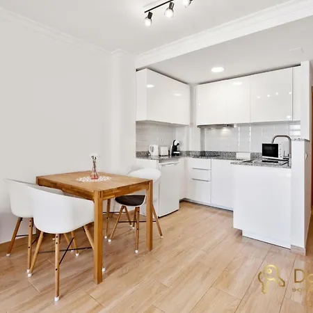 Cozy With Sea View And Private Parking In