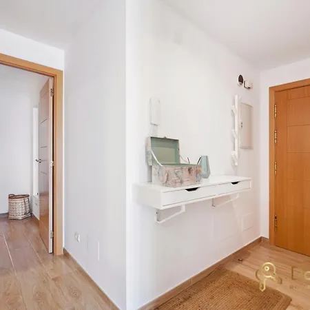 Cozy With Sea View And Private Parking In