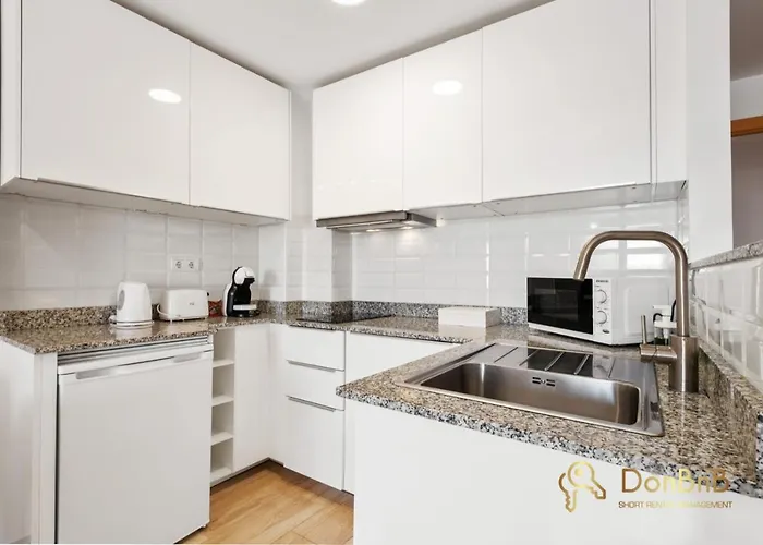 Cozy With Sea View And Private Parking In Appartement *