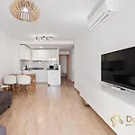 Cozy With Sea View And Private Parking In