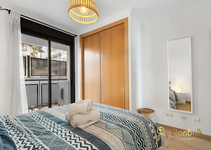 Lägenhet Cozy With Sea View And Private Parking In Fuengirola